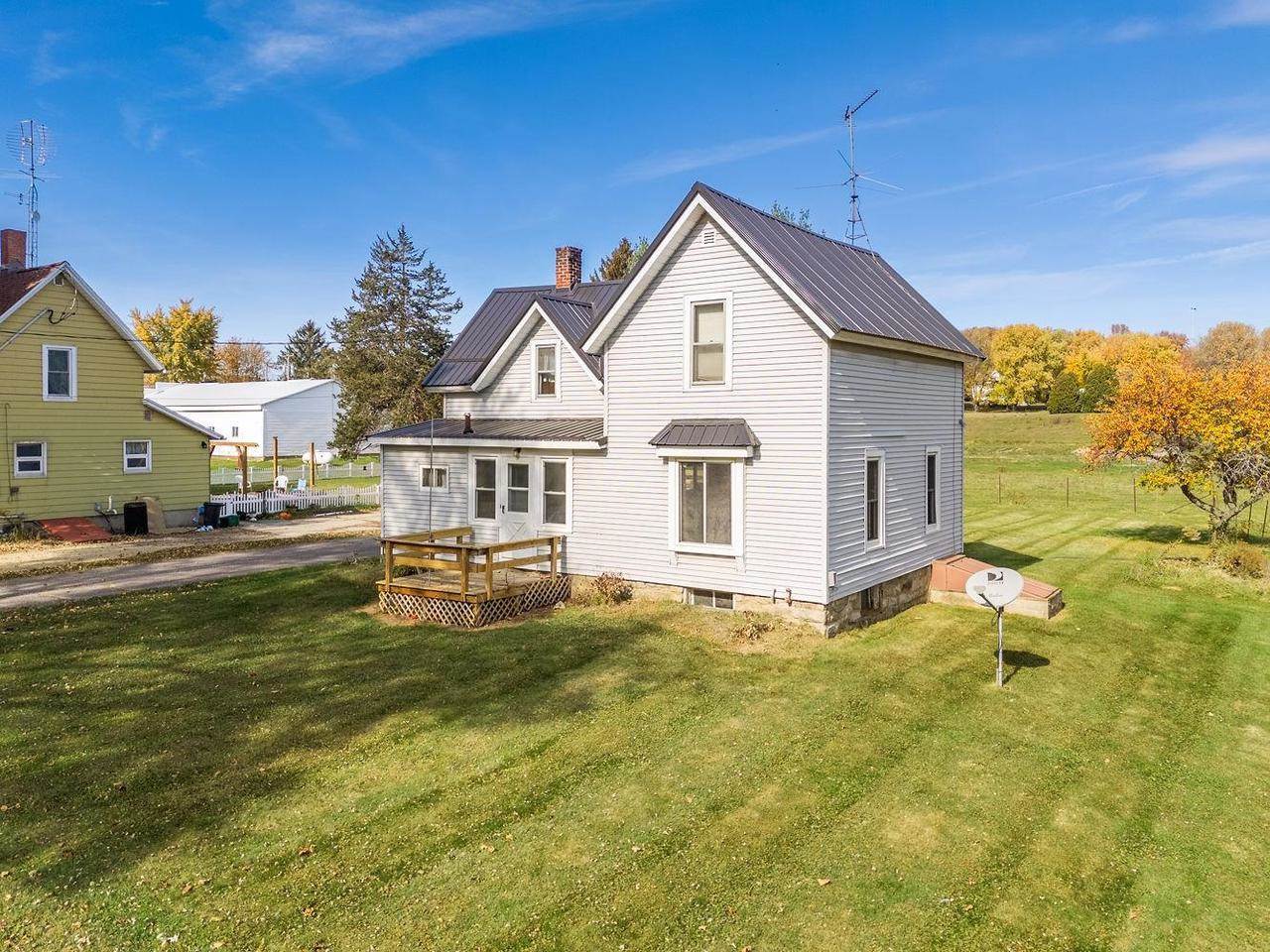 E4120 Village Road, Hillpoint, WI 53937