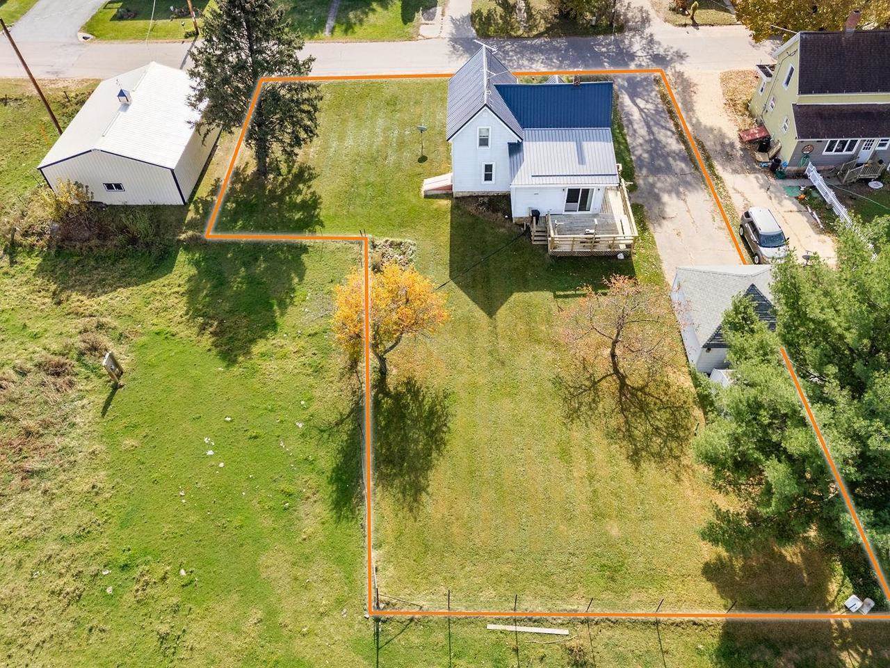 E4120 Village Road, Hillpoint, WI 53937