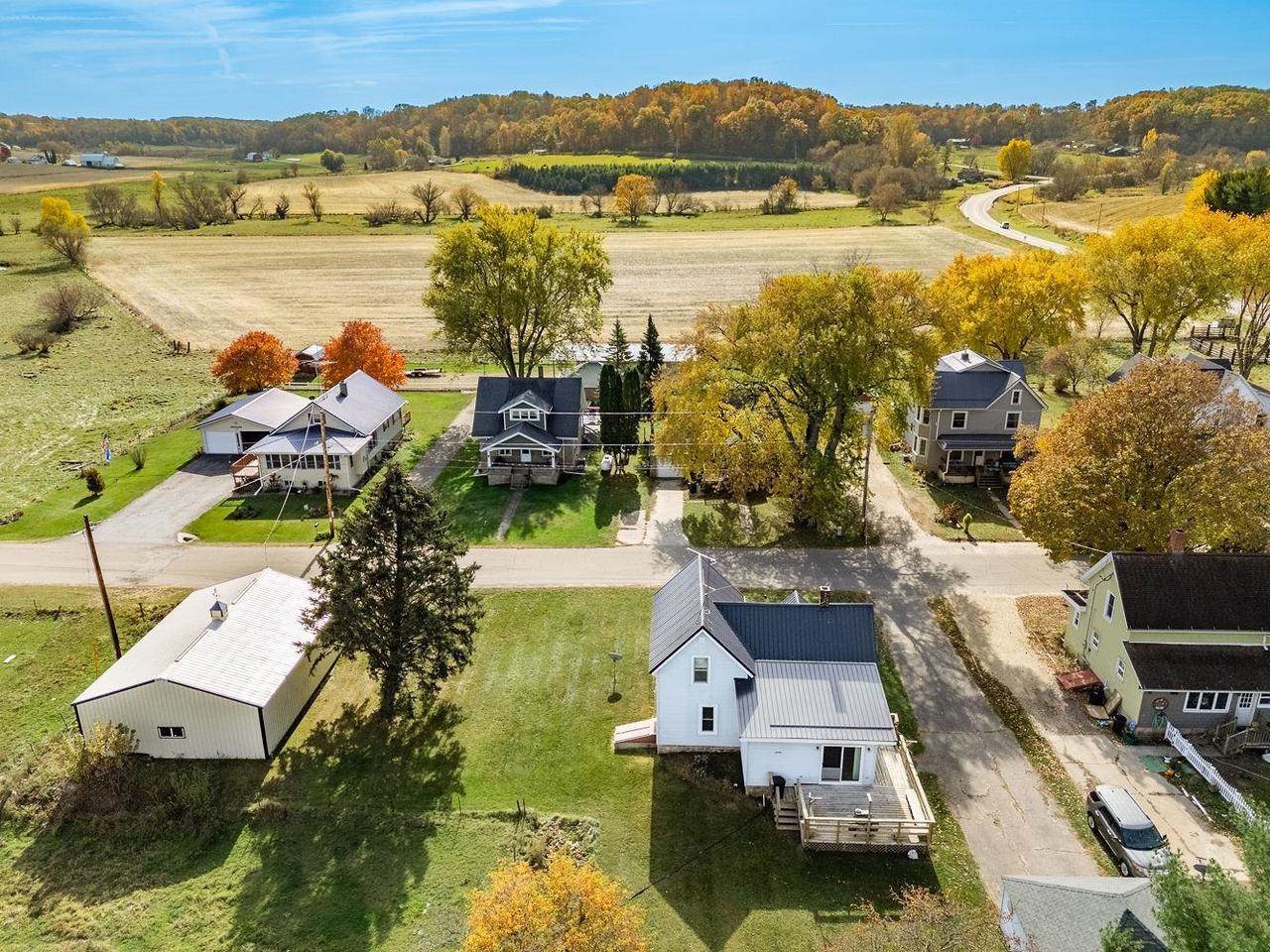 E4120 Village Road, Hillpoint, WI 53937