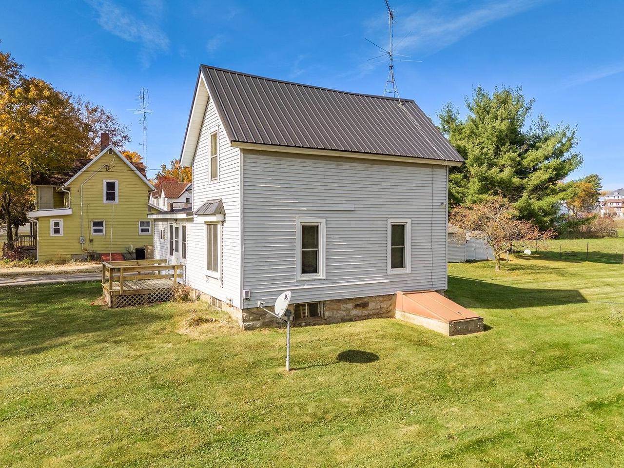 E4120 Village Road, Hillpoint, WI 53937