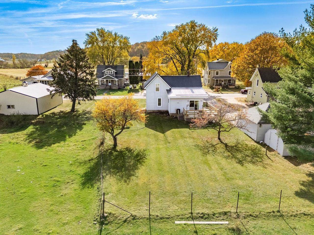 E4120 Village Road, Hillpoint, WI 53937