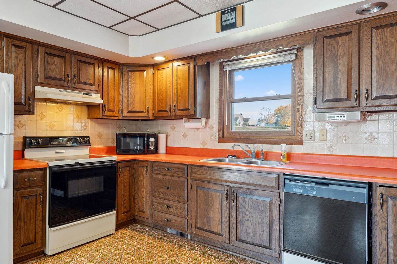 E4120 Village Road, Hillpoint, WI 53937