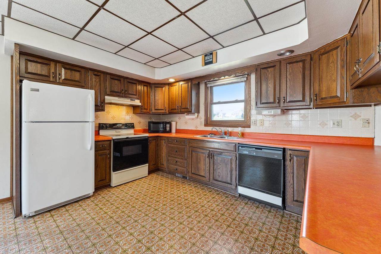 E4120 Village Road, Hillpoint, WI 53937