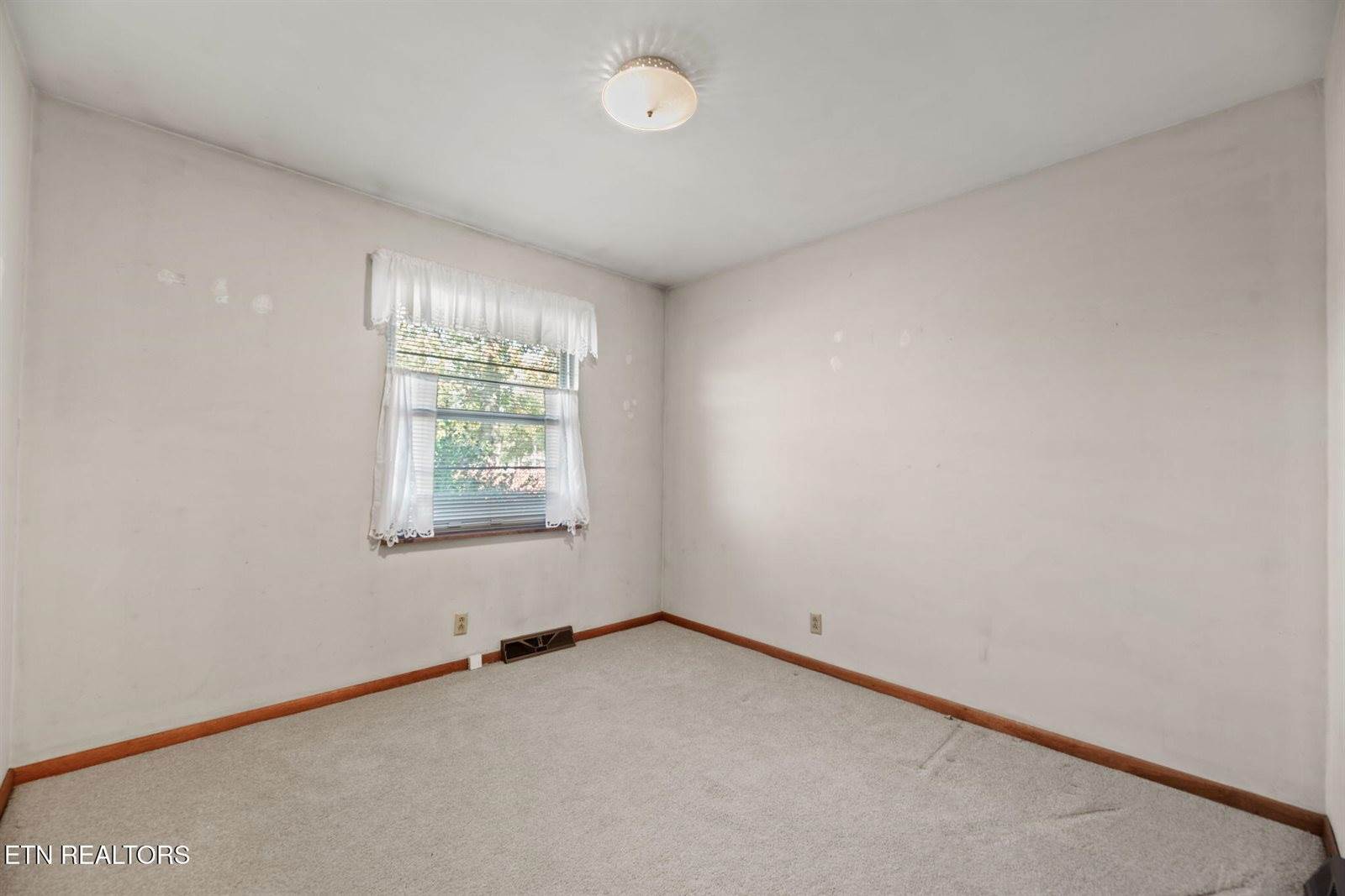 6812 Pine Grove Rd, Knoxville, TN 37914