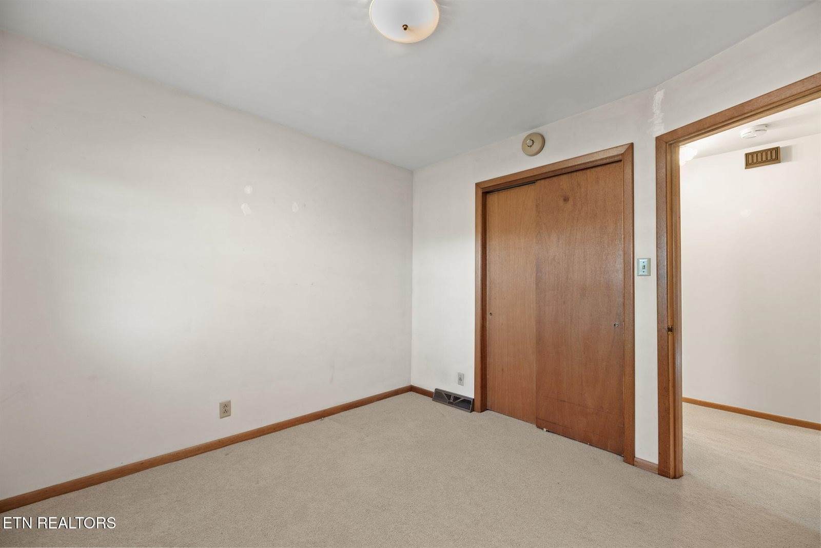 6812 Pine Grove Rd, Knoxville, TN 37914