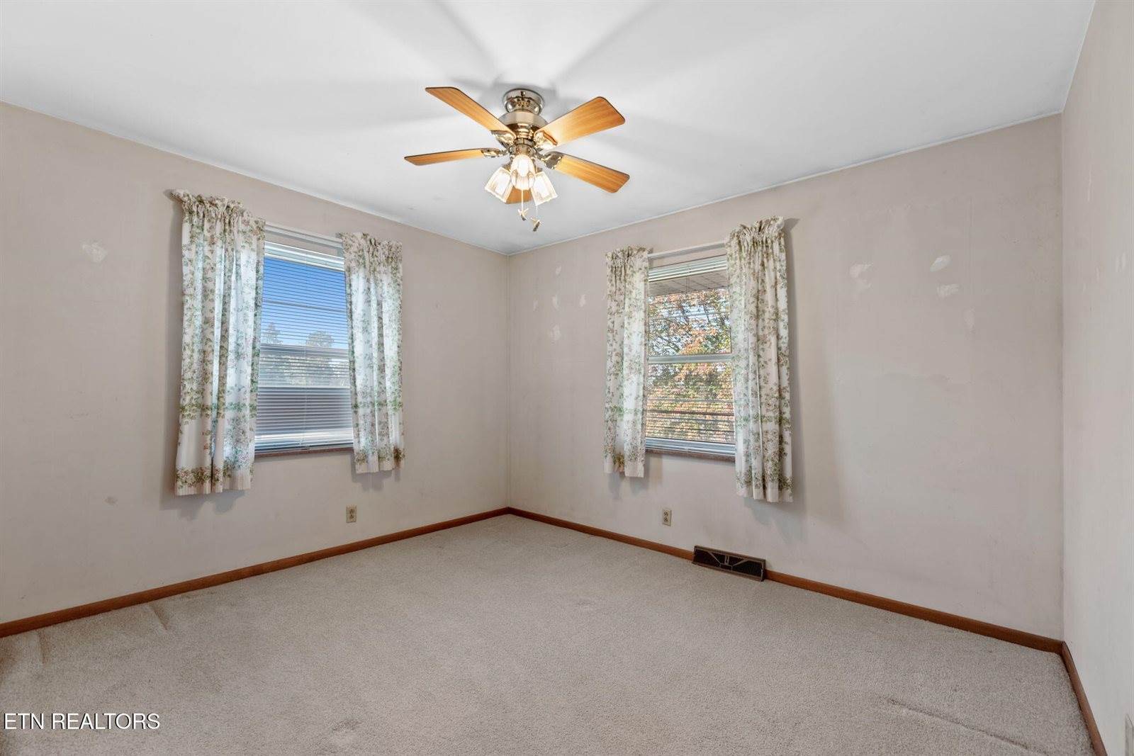 6812 Pine Grove Rd, Knoxville, TN 37914