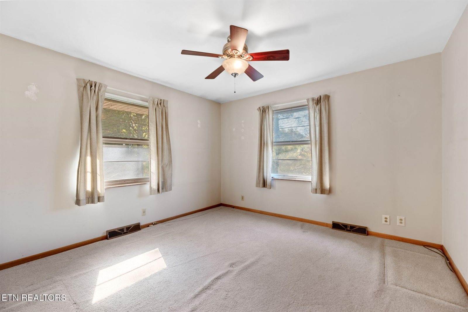 6812 Pine Grove Rd, Knoxville, TN 37914