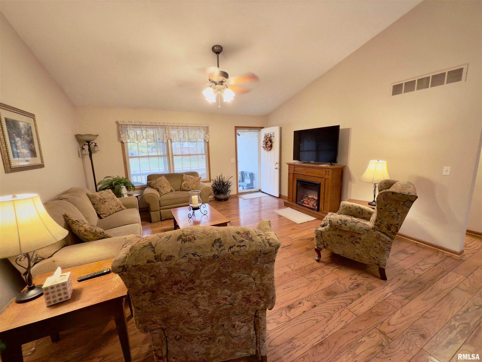 319 3RD Avenue, Hampton, IL 61256