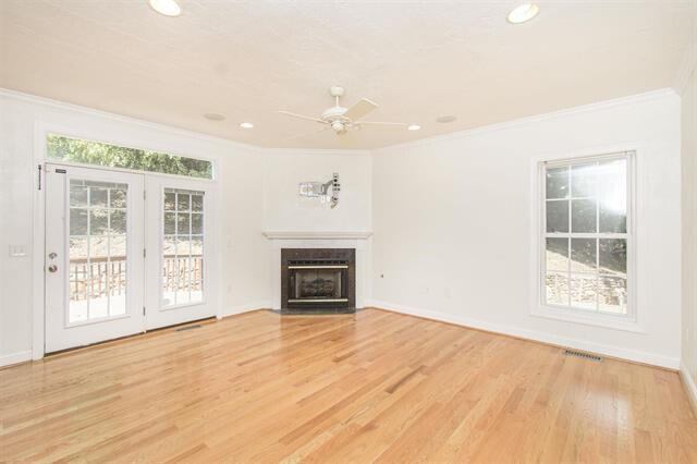 755 Honeysuckle Rd, Salem, VA 24153