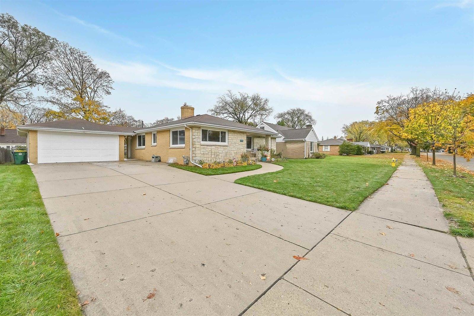 1135 Redwood Drive, Green Bay, WI 54304