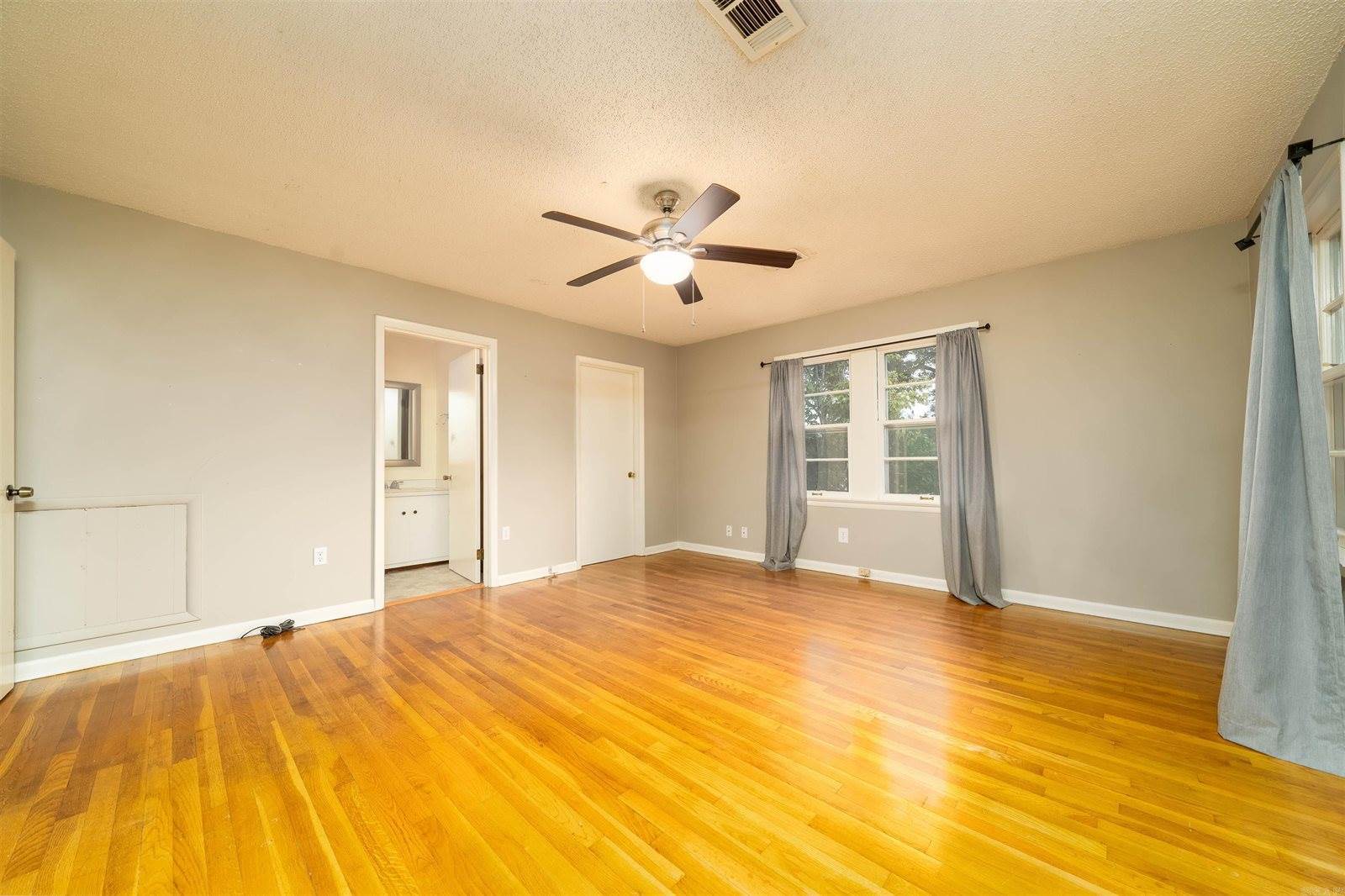 952 Watkins, Conway, AR 72034