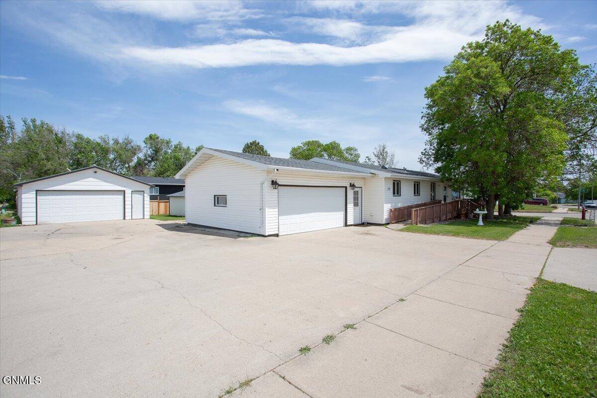 902 Box Elder Street, Williston, ND 58801