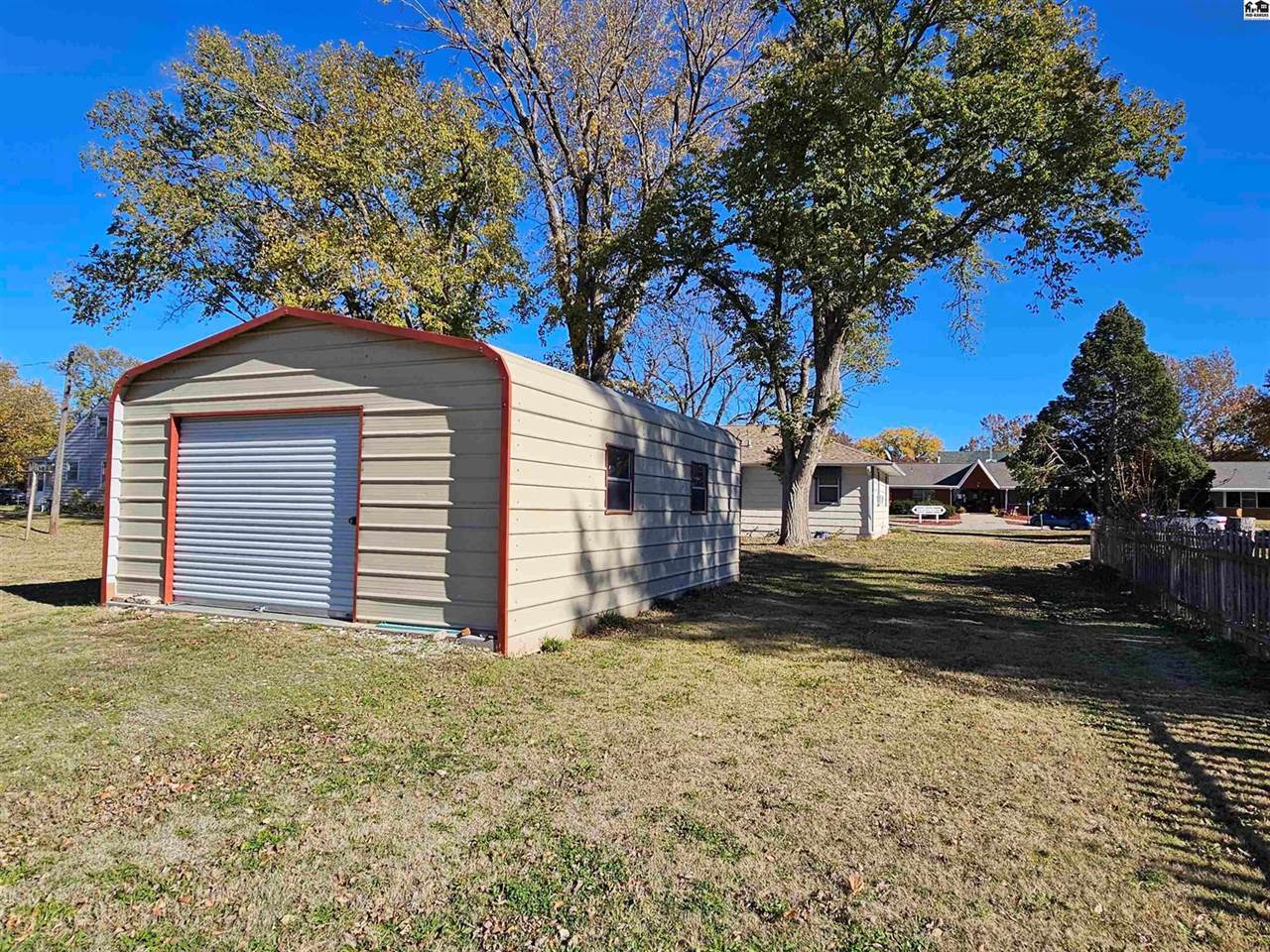 315 North Pine St, Lindsborg, KS 67456