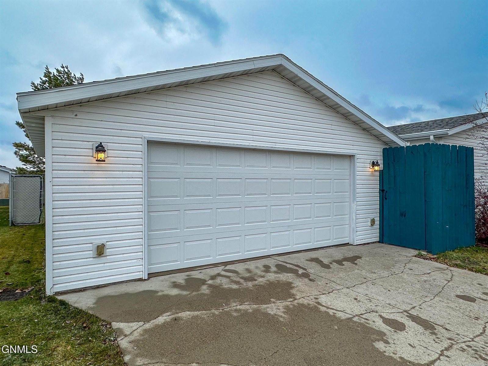 5105 Redcoat Loop, Bismarck, ND 58503