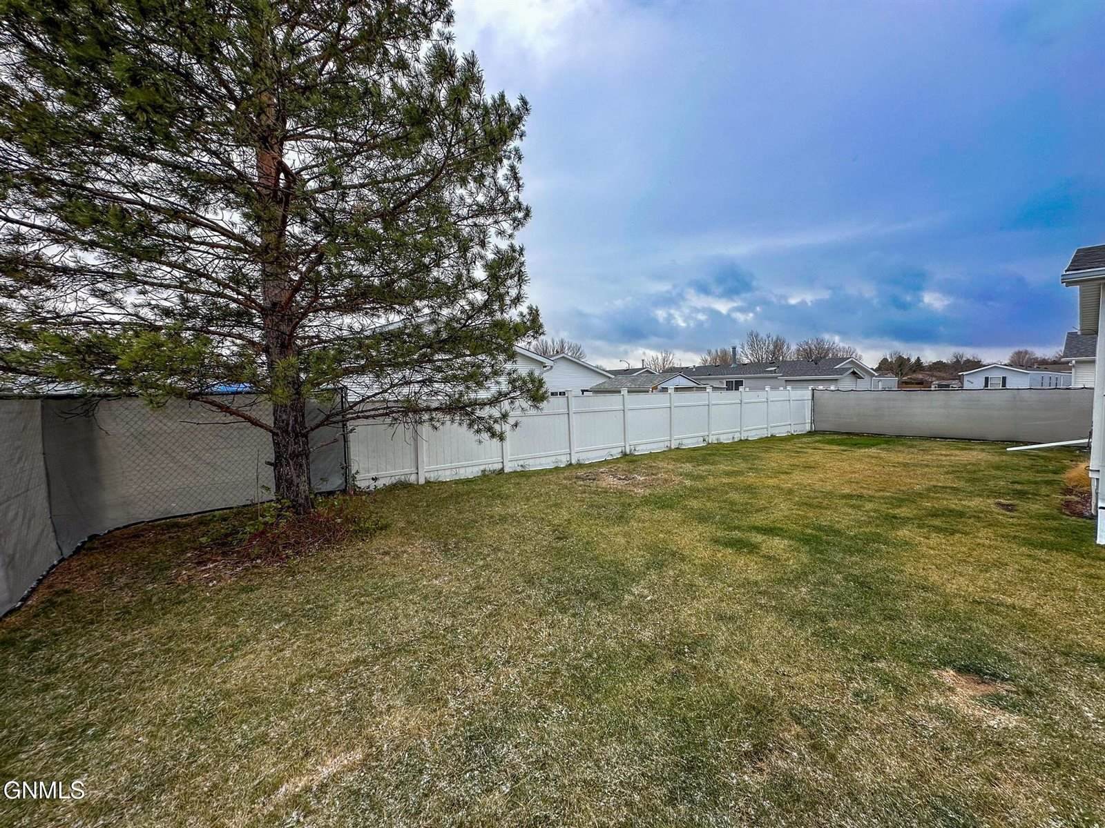 5105 Redcoat Loop, Bismarck, ND 58503