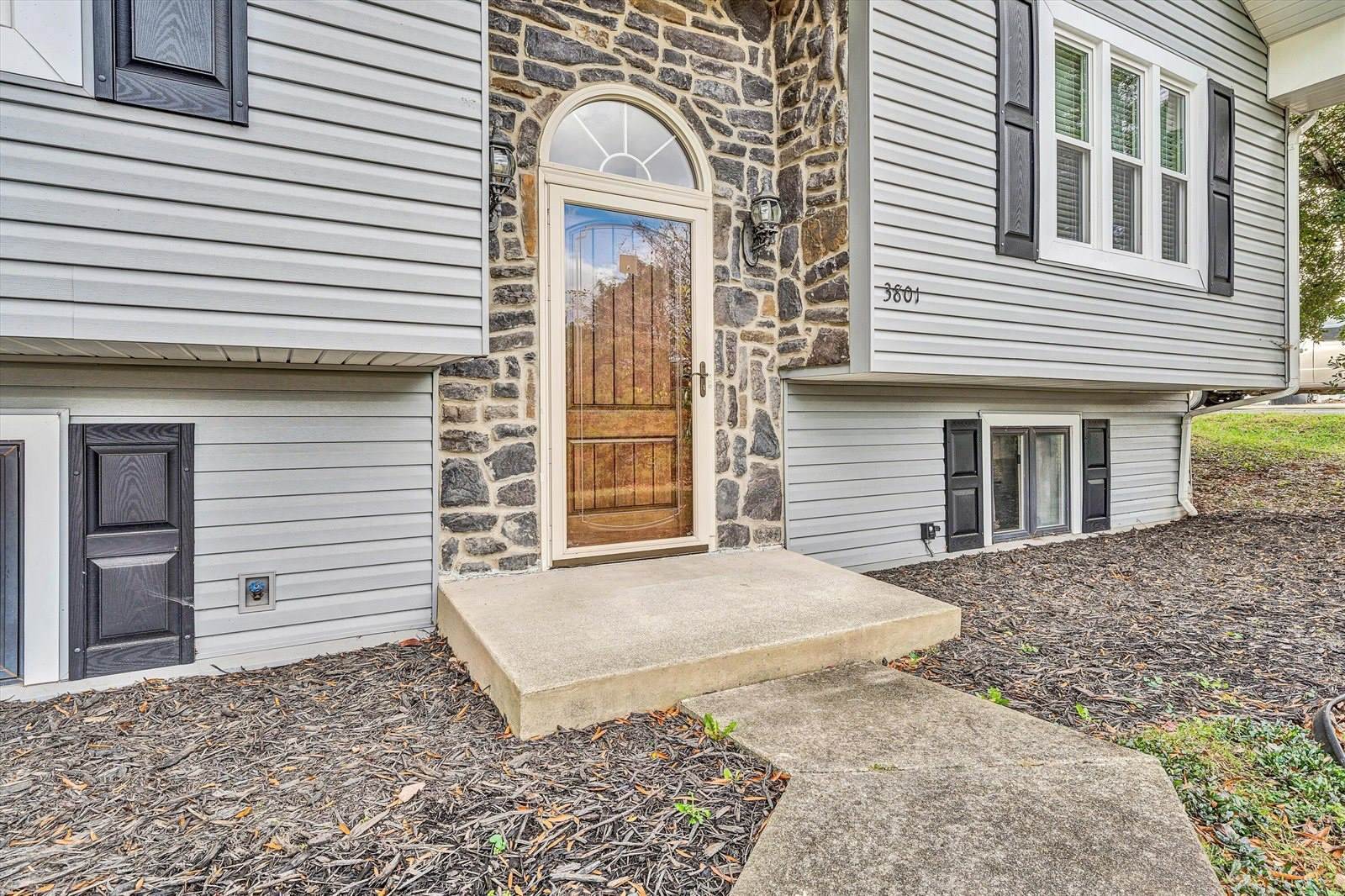 3801 Cundiff Dr, Roanoke, VA 24012