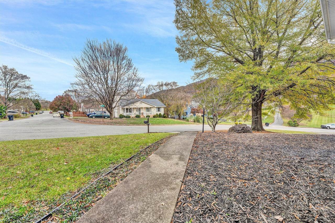 3801 Cundiff Dr, Roanoke, VA 24012