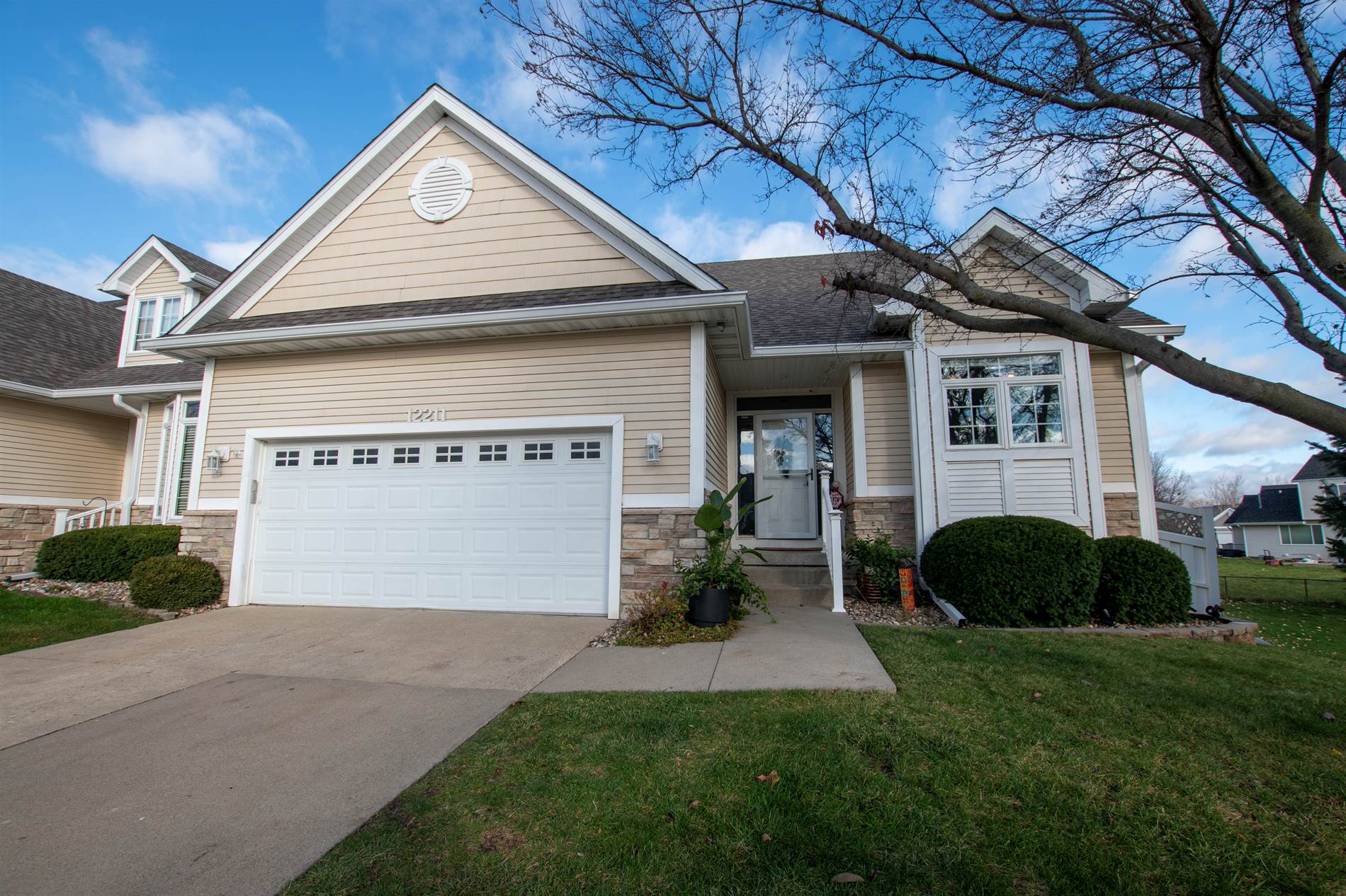 12211 sunflower dr, urbandale, IA 50323