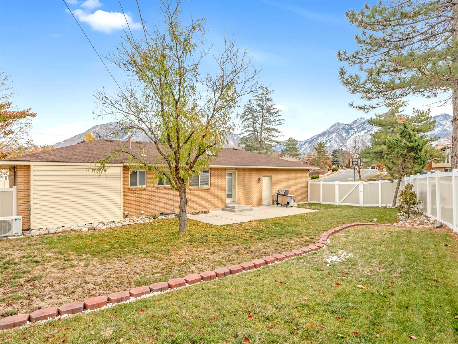 1584 East Parkridge Dr South, Cottonwood Heights, UT 84121