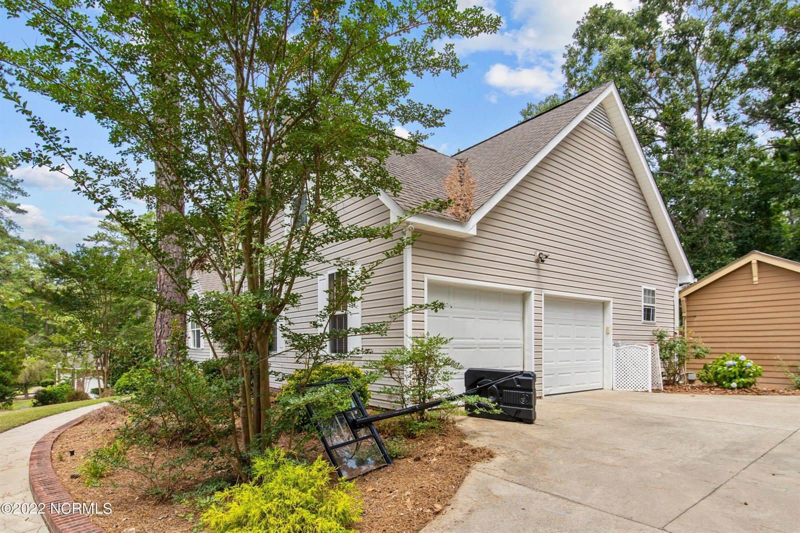 255 West Hedgelawn Way, Southern Pines, NC 28387