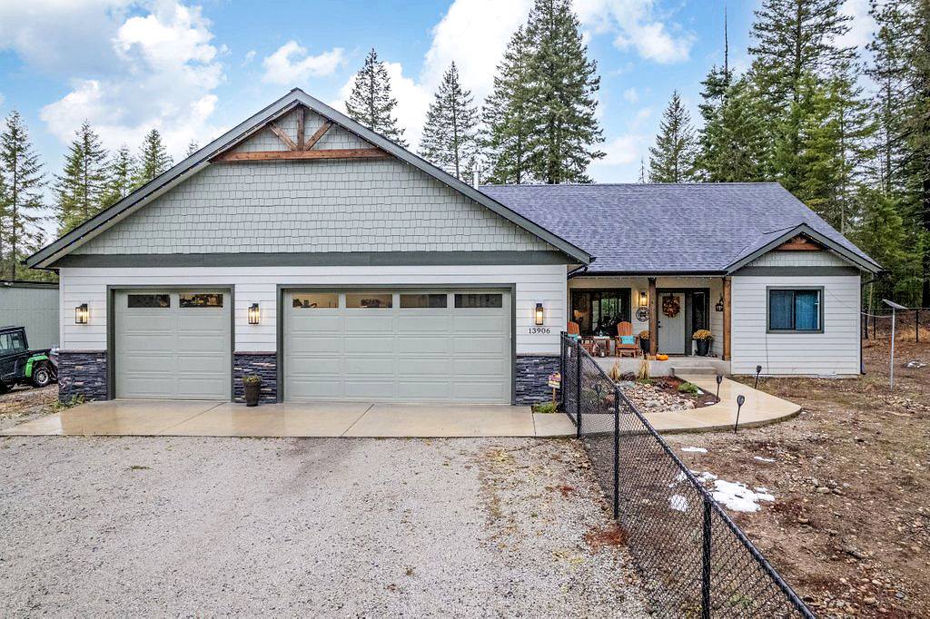 13906 Coeur d' Alene Dr, Spirit Lake, ID 83869