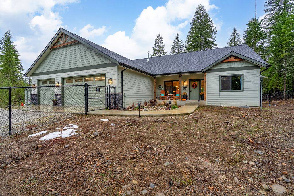 13906 Coeur d' Alene Dr, Spirit Lake, ID 83869