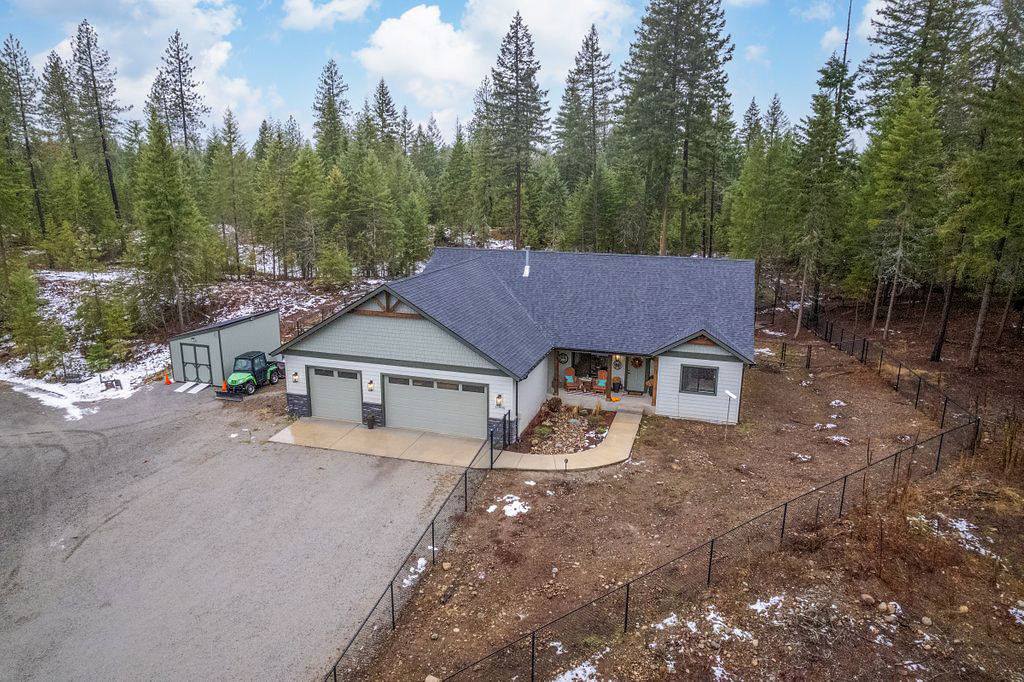 13906 Coeur d' Alene Dr, Spirit Lake, ID 83869