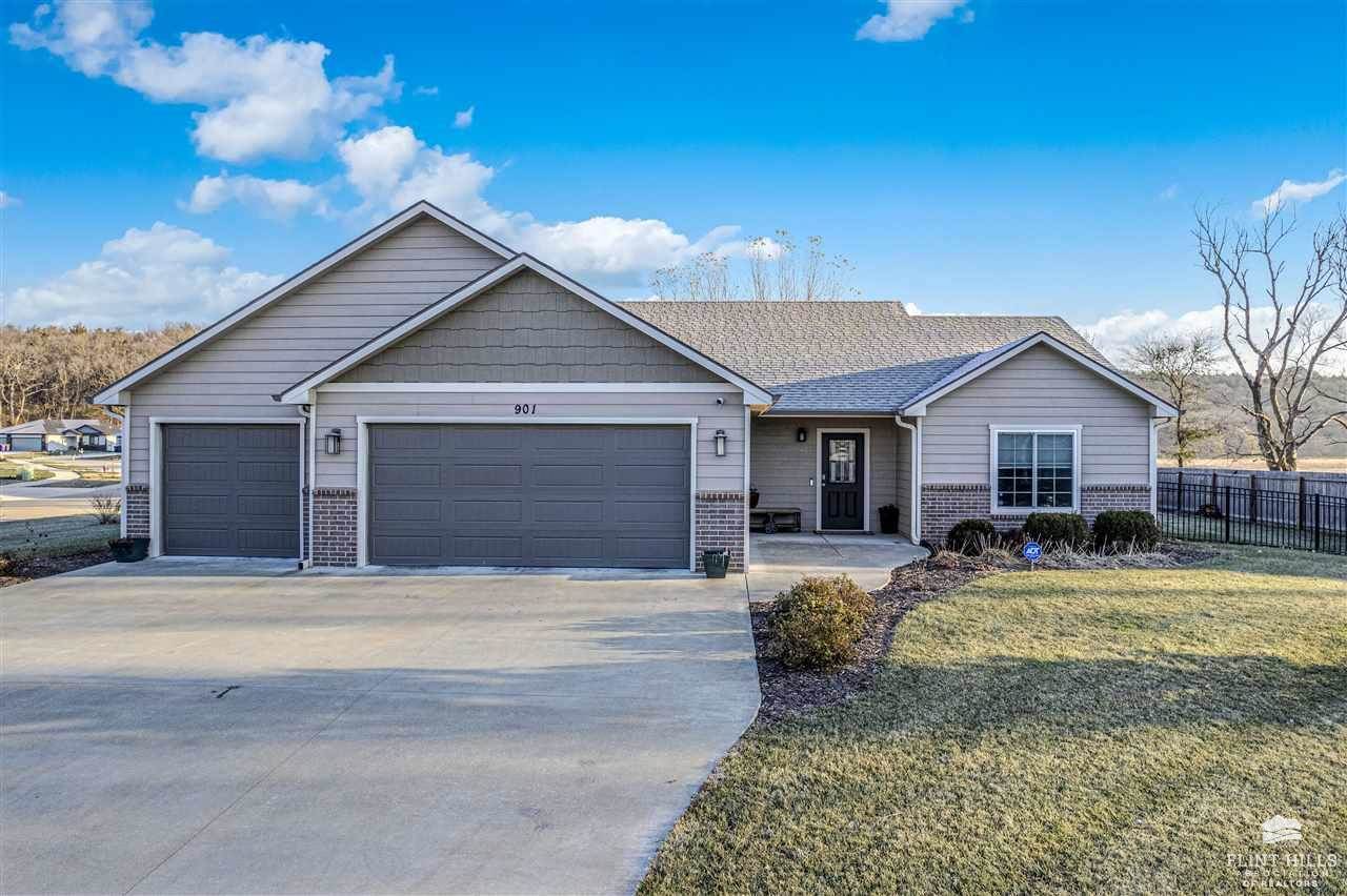 901 Bramblewood Lane, Manhattan, KS 66503