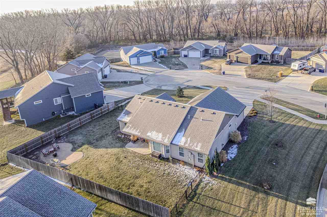 901 Bramblewood Lane, Manhattan, KS 66503