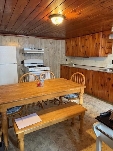 687 Gardiner Road, Wiscasset, ME 04578