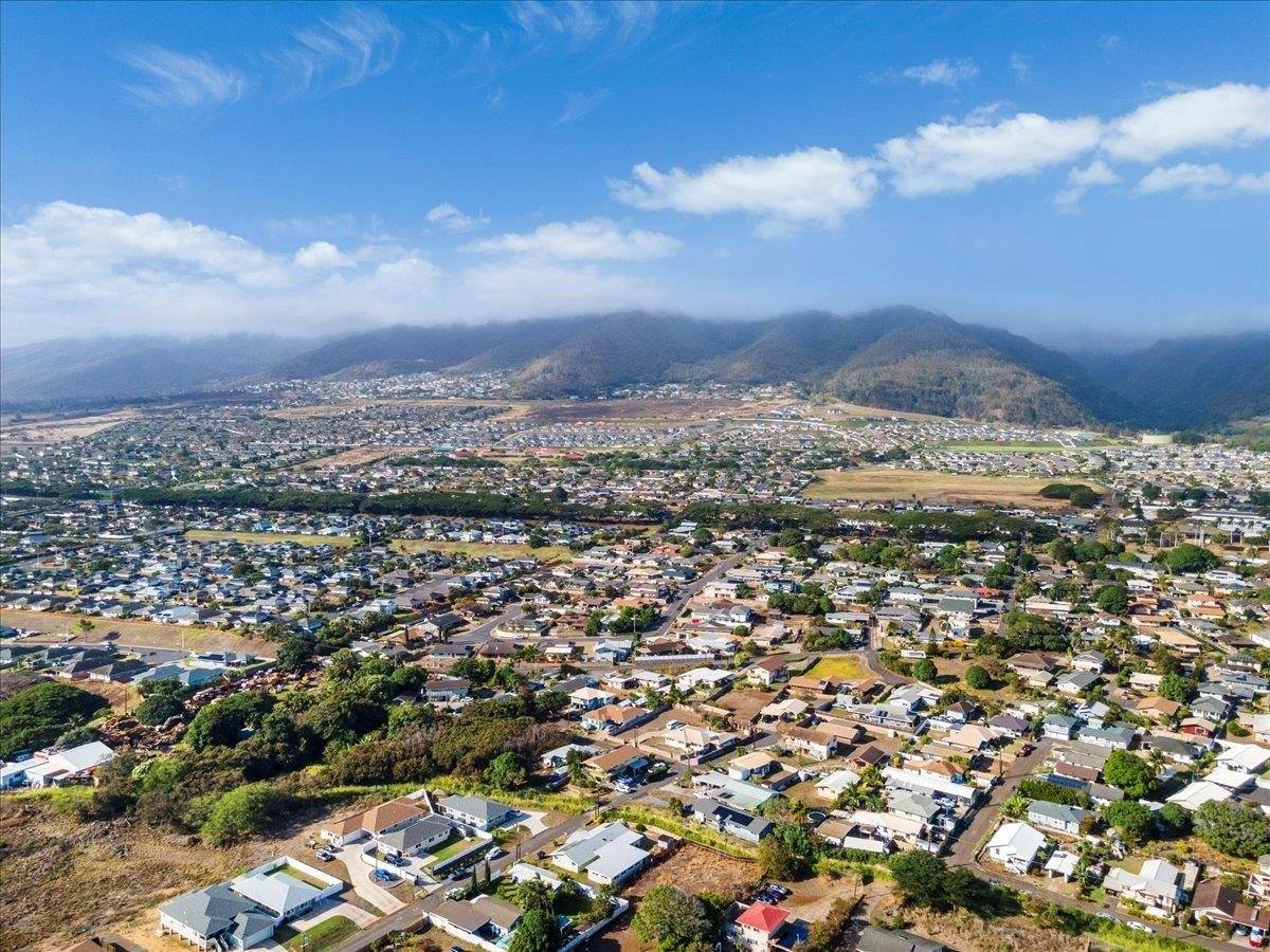 1890 Makahala Pl, Wailuku, HI 96793