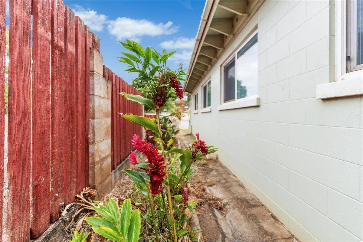 1890 Makahala Pl, Wailuku, HI 96793