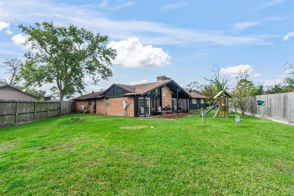 3103 Green Leaf Lane, La Porte, TX 77571