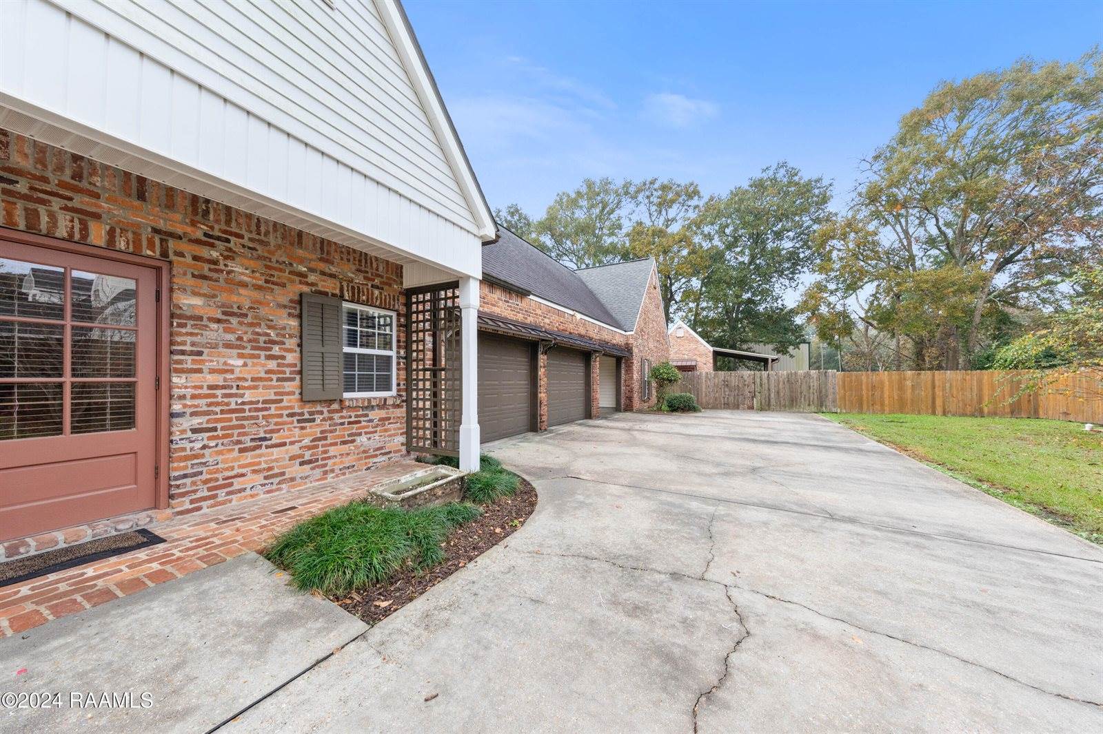 1013 Bayou Bend Circle, Breaux Bridge, LA 70517