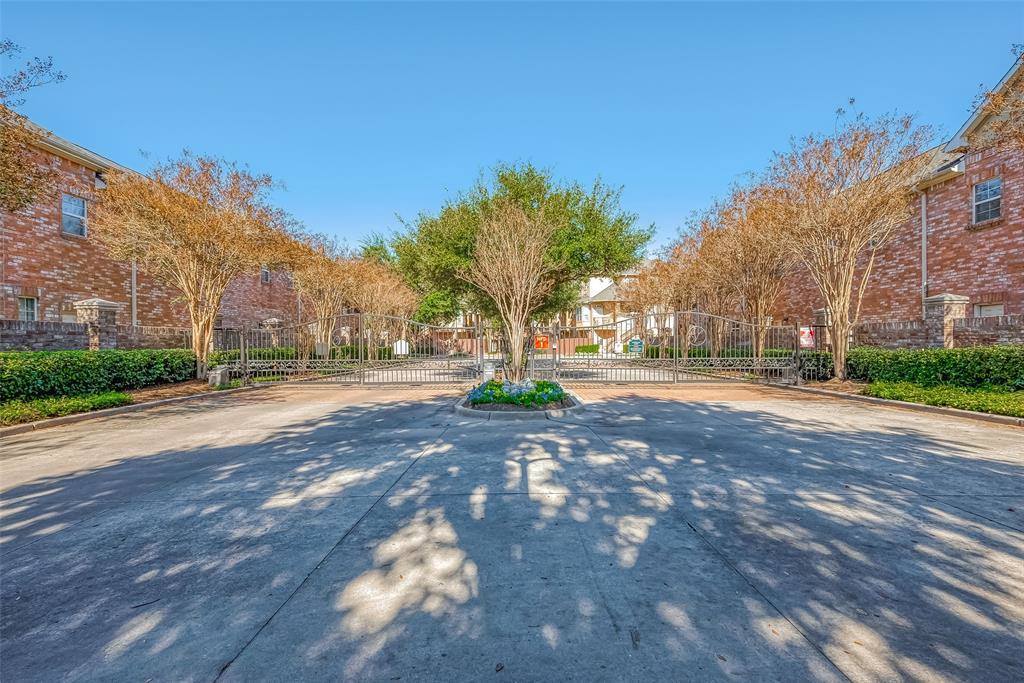 4 Versante Court, Houston, TX 77070