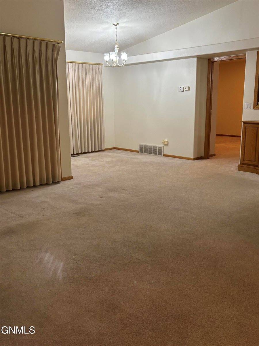 1801 15th Avenue West, Williston, ND 58801