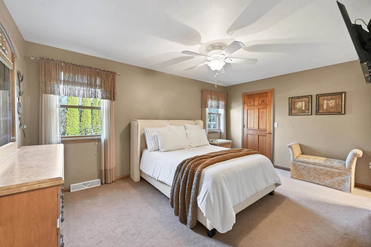 2061 Muirfield Way, New Franken, WI 54229