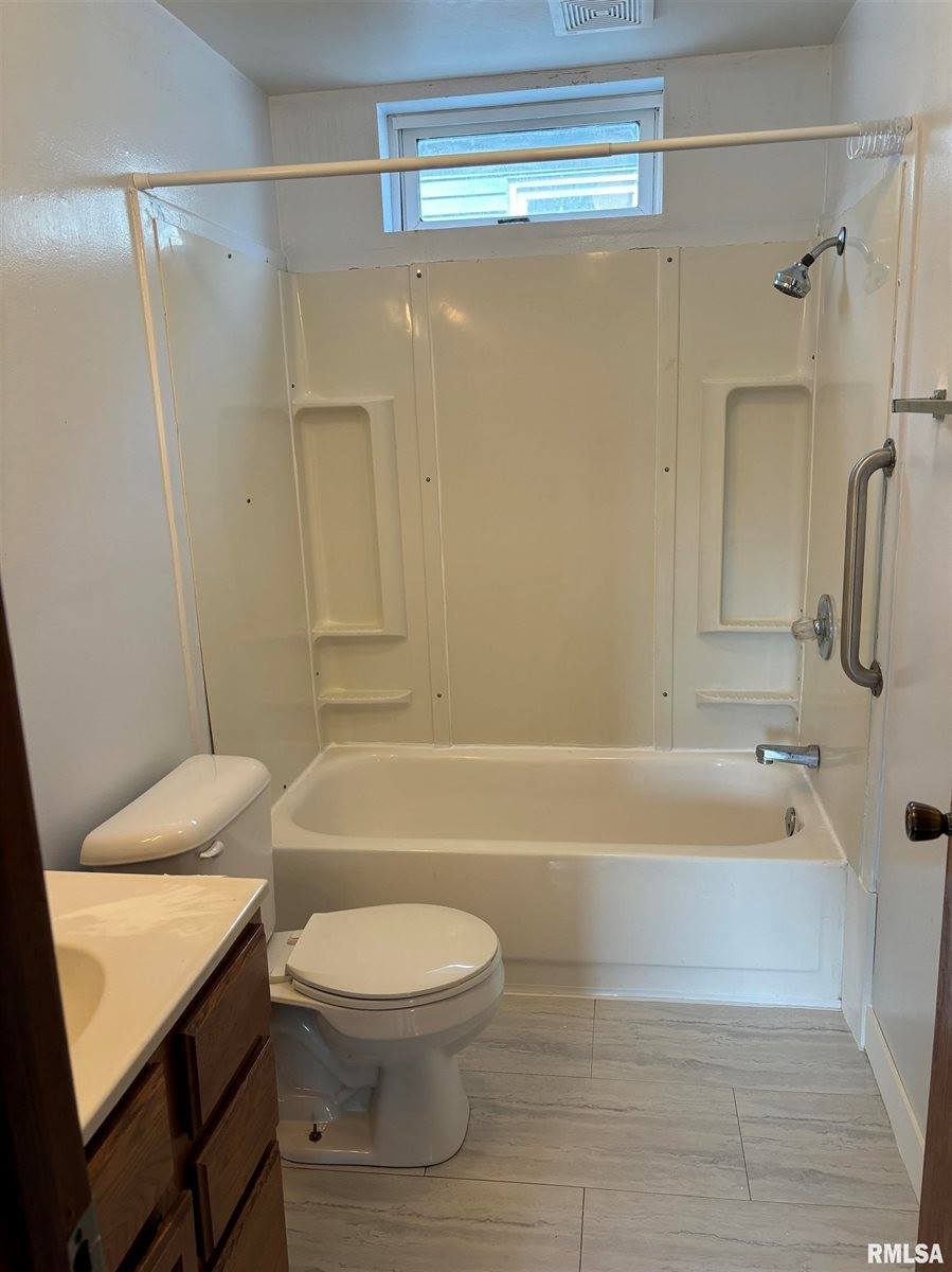 2402 Wilkes Avenue, Davenport, IA 52804