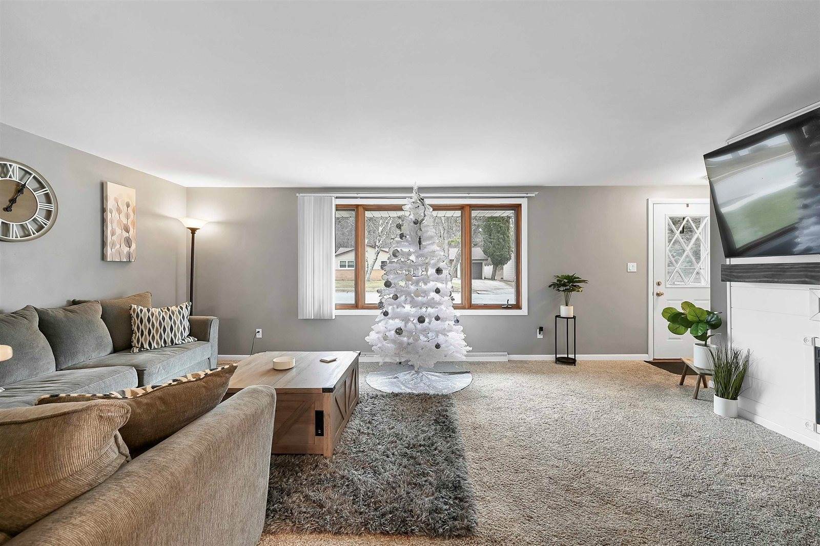 1242 Loch Drive, Green Bay, WI 54304