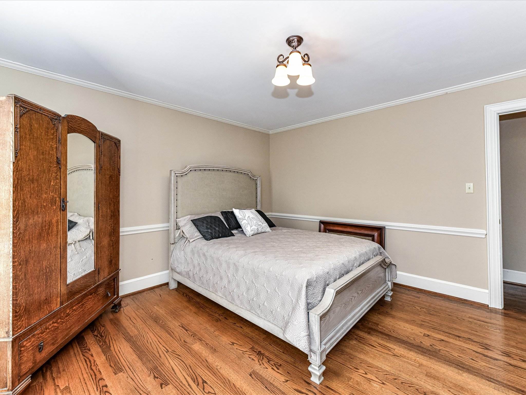 4511 Twin Oaks Place, Charlotte, NC 28212