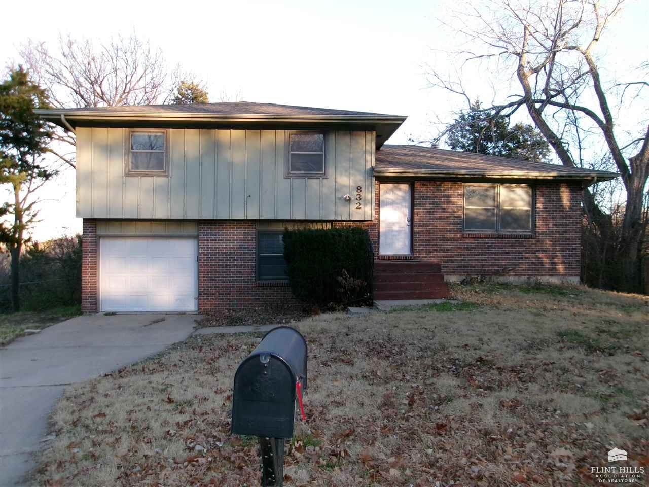 832 Dondee Drive, Manhattan, KS 66502