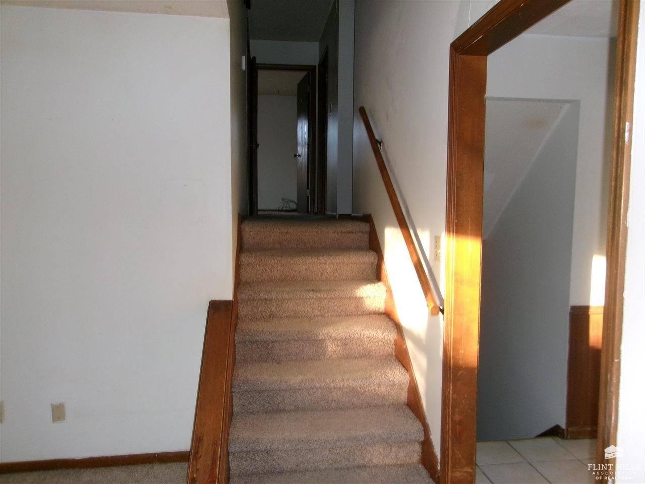 832 Dondee Drive, Manhattan, KS 66502