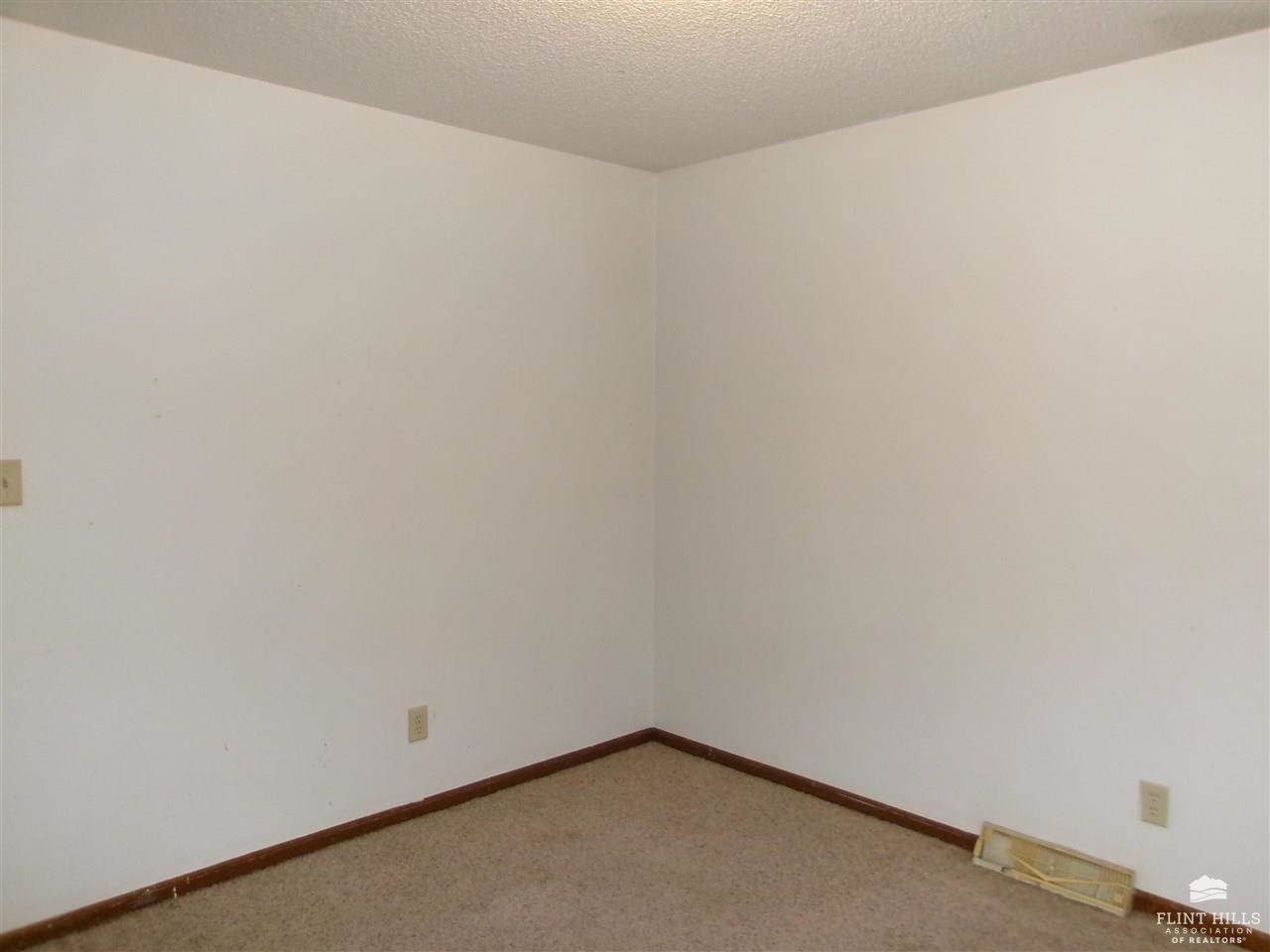 832 Dondee Drive, Manhattan, KS 66502