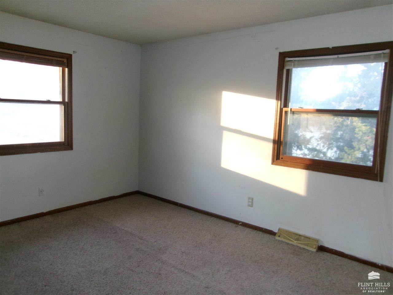 832 Dondee Drive, Manhattan, KS 66502