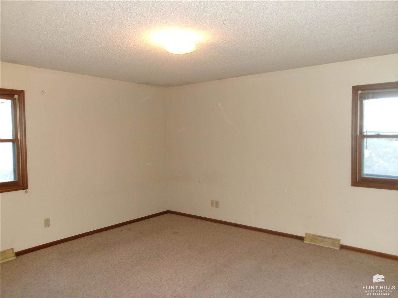 832 Dondee Drive, Manhattan, KS 66502