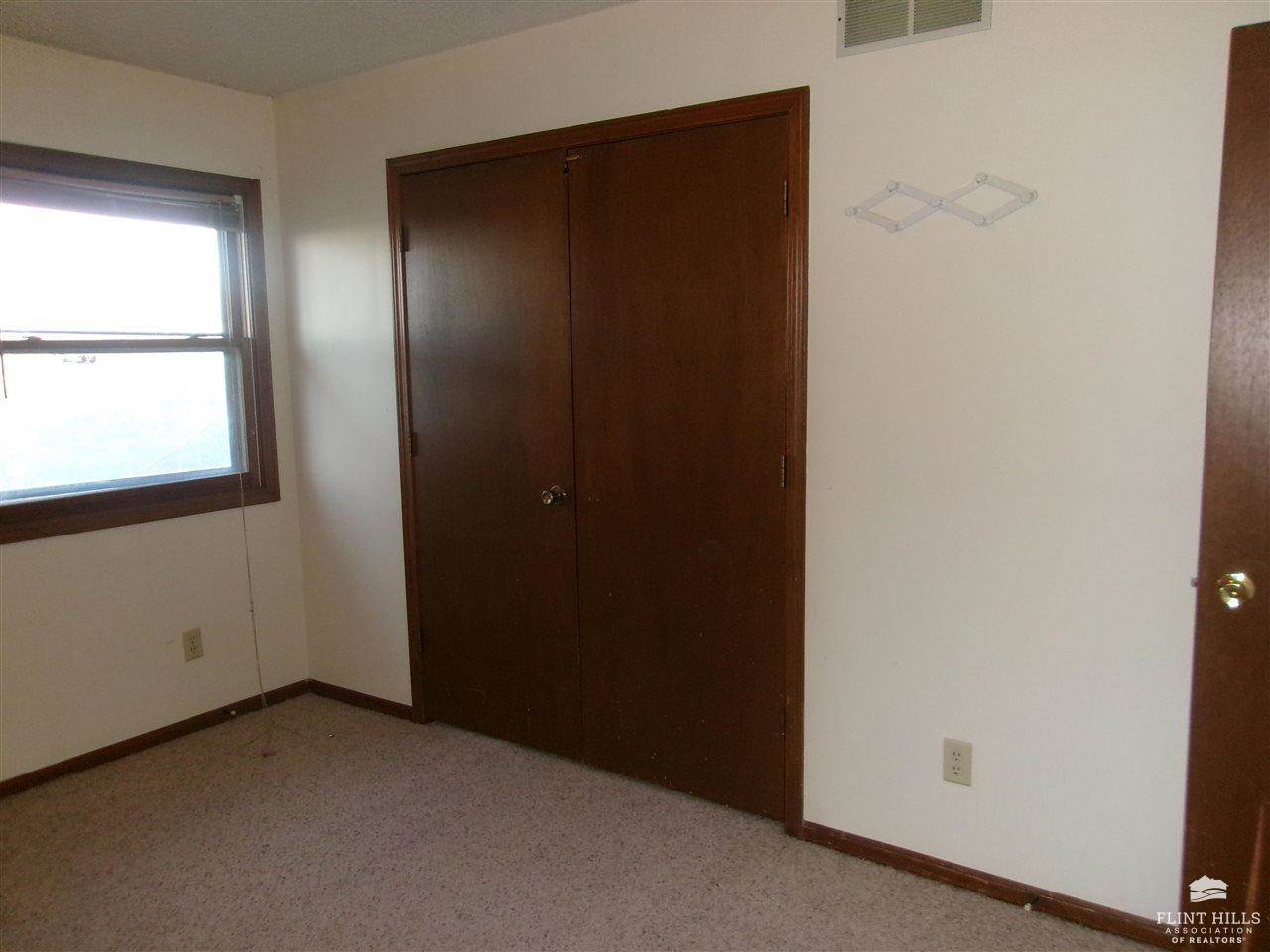 832 Dondee Drive, Manhattan, KS 66502