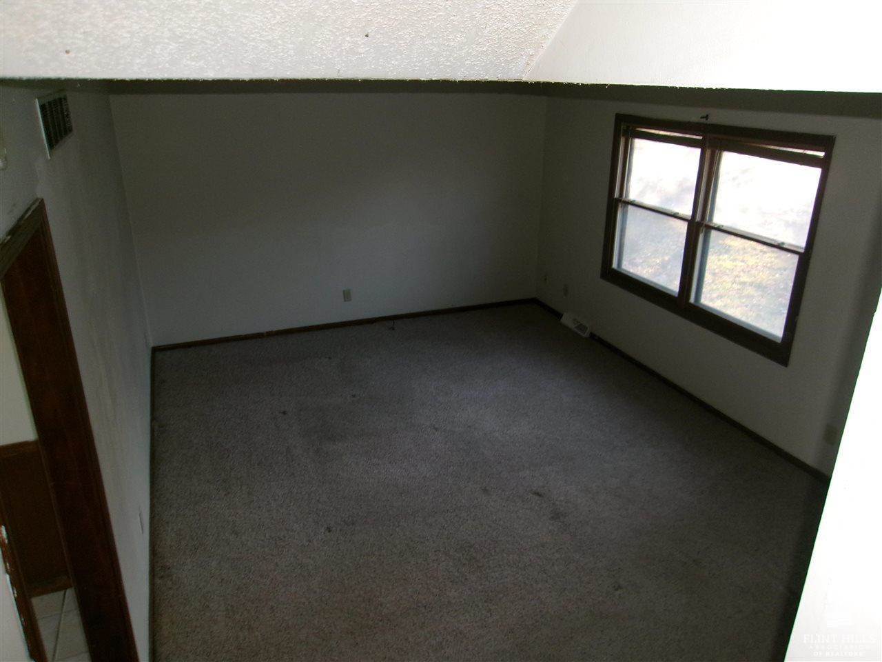 832 Dondee Drive, Manhattan, KS 66502