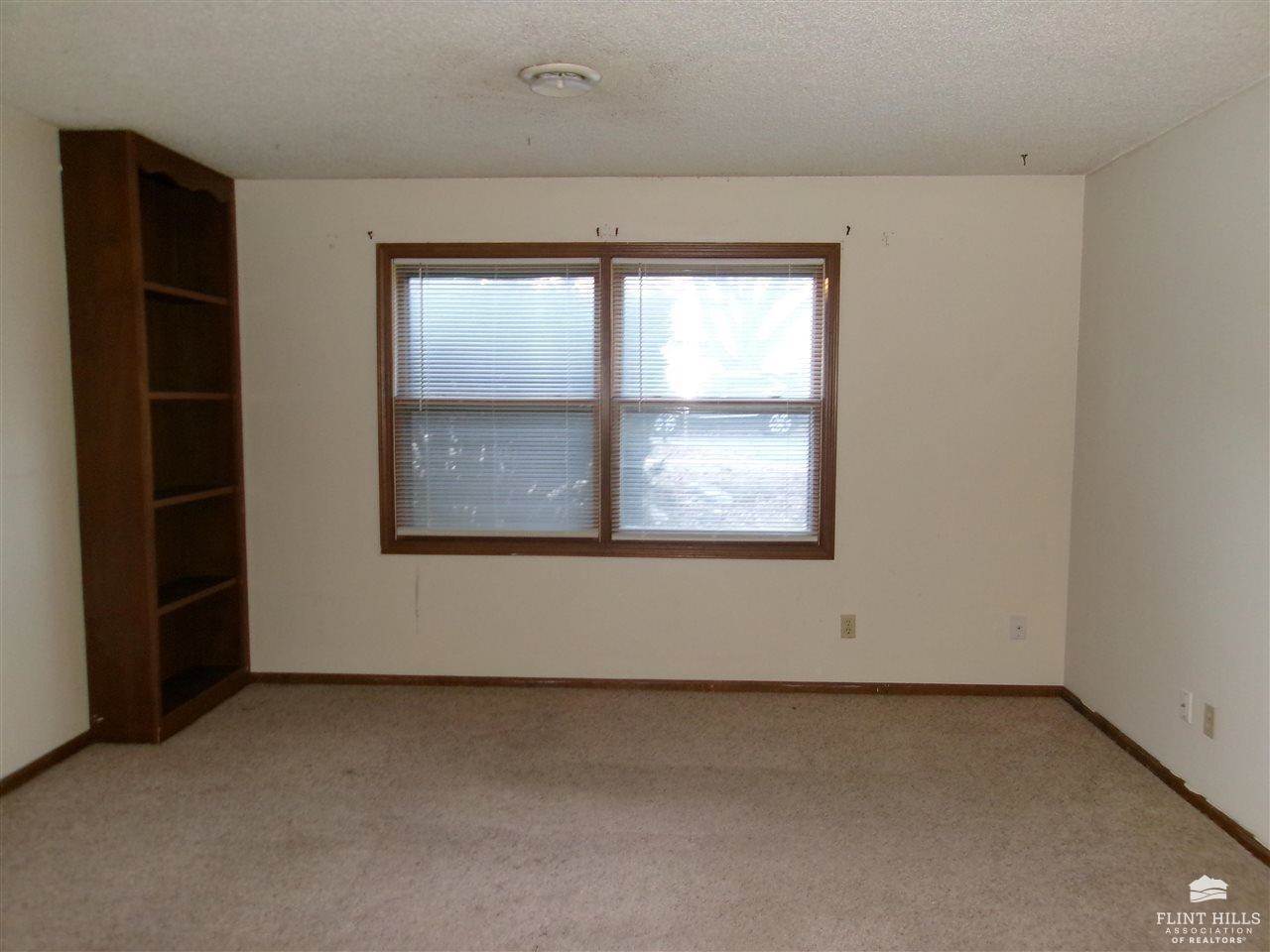 832 Dondee Drive, Manhattan, KS 66502