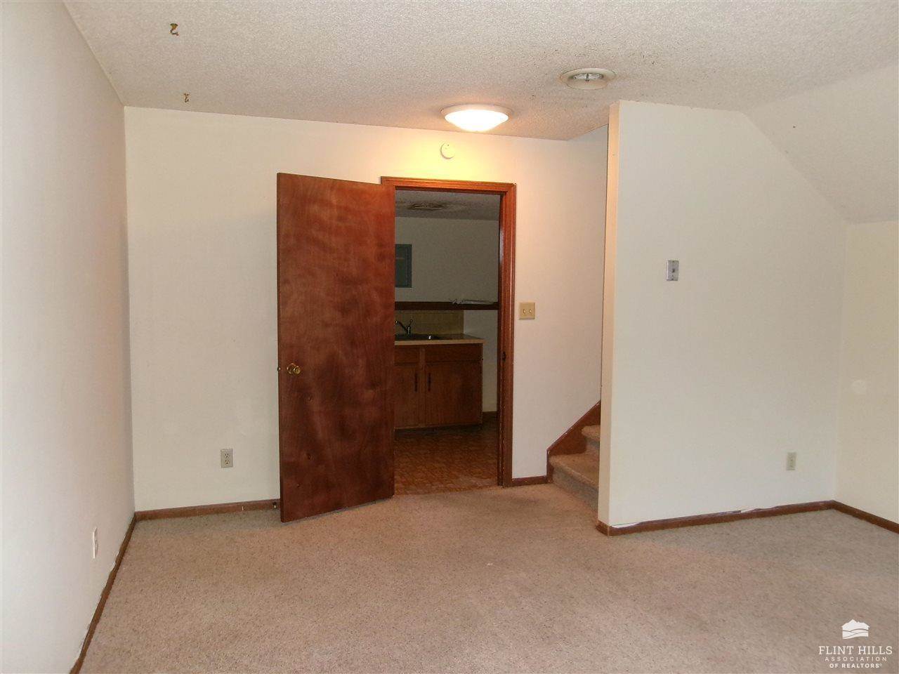 832 Dondee Drive, Manhattan, KS 66502