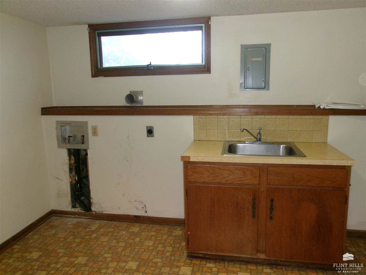 832 Dondee Drive, Manhattan, KS 66502